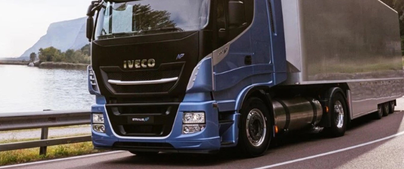 Camión azul IVECO con neumáticos Michelin